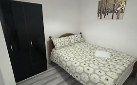 Newly Refurbished 1 Bed Flat 7 Mins From Luton Airport